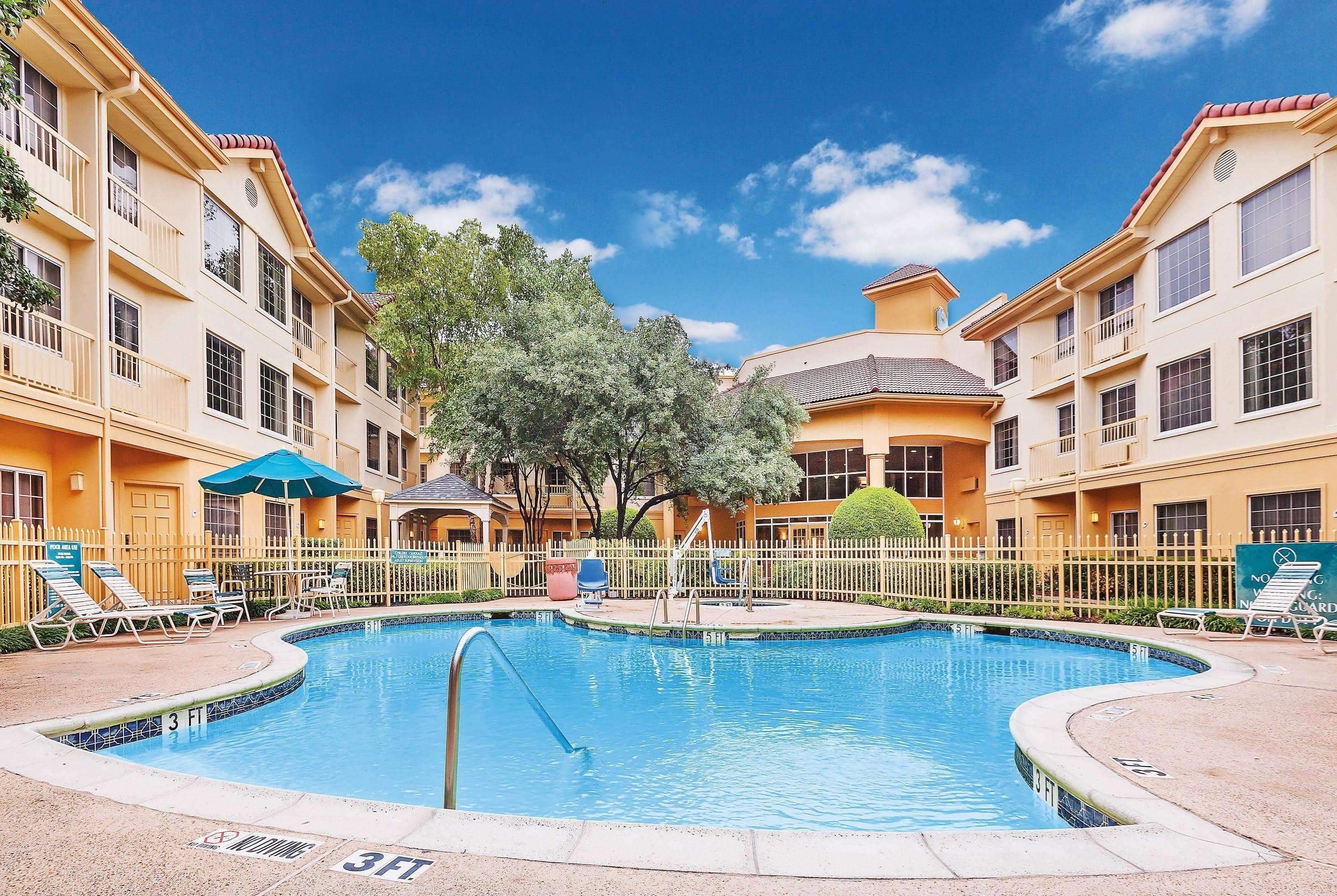 La Quinta By Wyndham Dallas - Addison Galleria Exterior photo
