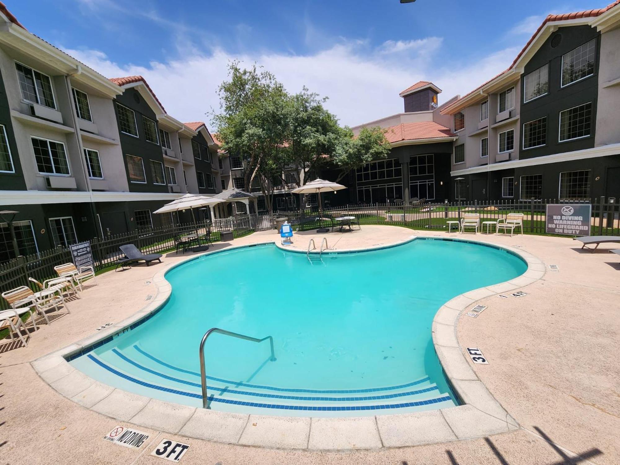 La Quinta By Wyndham Dallas - Addison Galleria Exterior photo