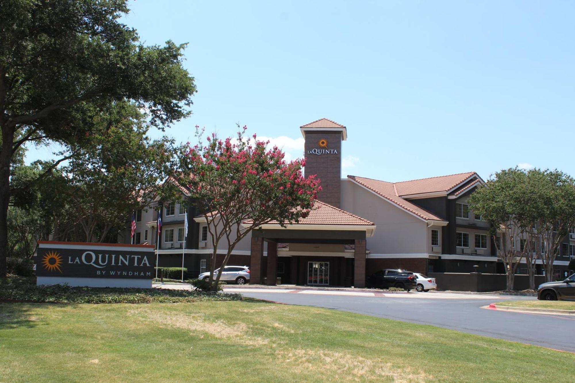 La Quinta By Wyndham Dallas - Addison Galleria Exterior photo